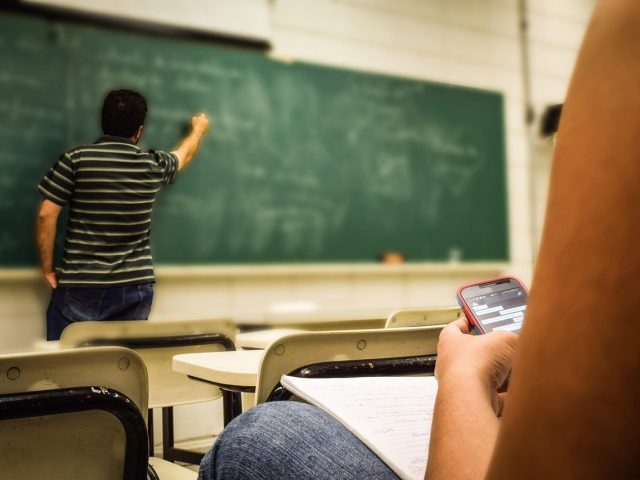 Comment gérer l&rsquo;interdiction des smartphones dans les établissements scolaires ?
