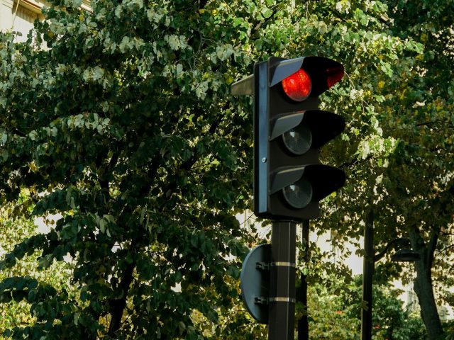 Feux tricolores : 200€ d&rsquo;amende dès le 1er octobre, êtes-vous prêt ?