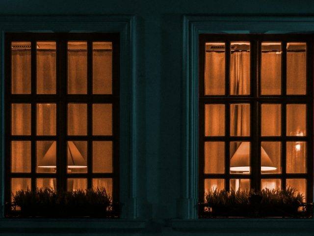 Fini les lumières allumées : la nouvelle directive des gendarmes pour sécuriser votre maison