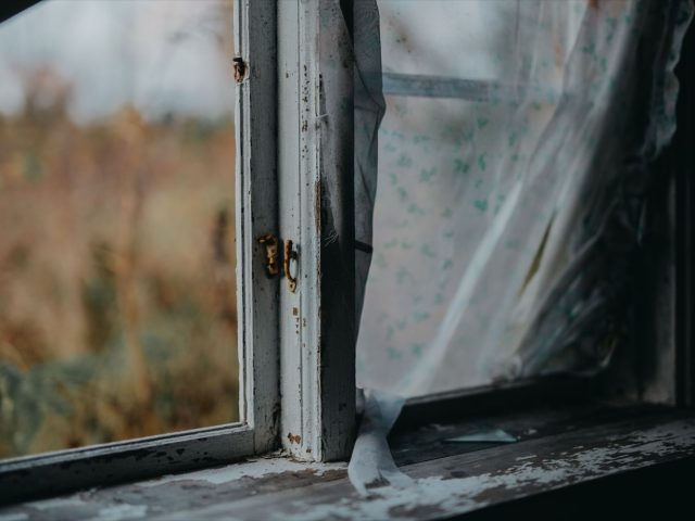Astuces peu coûteuses pour mieux isoler ses fenêtres