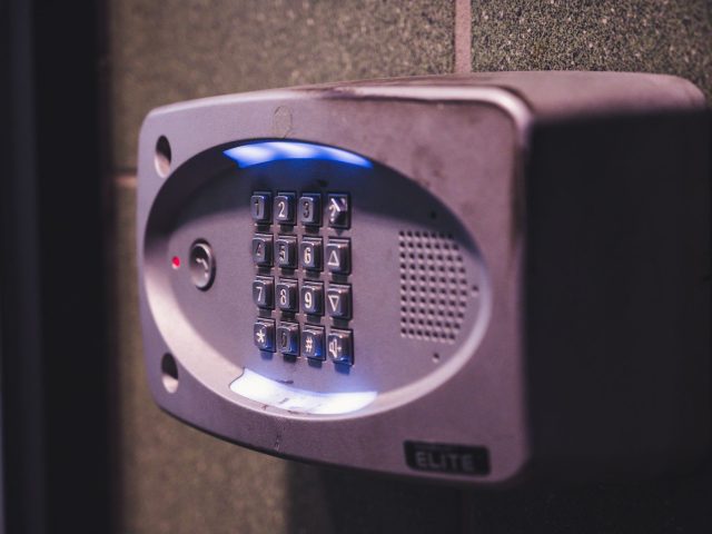 Fini les lumières allumées : la nouvelle directive des gendarmes pour sécuriser votre maison