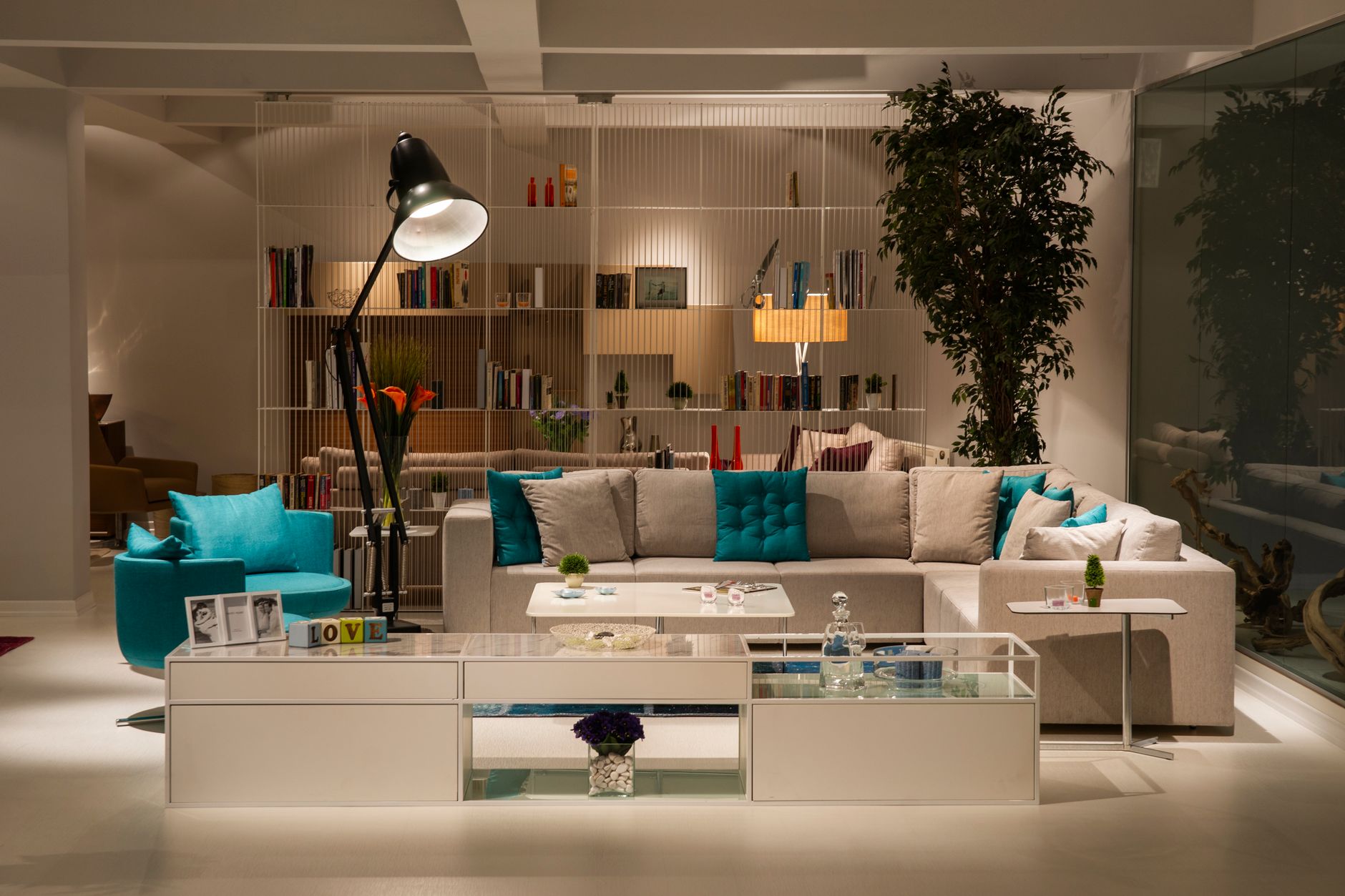 Ikea ou But : quel choix pour meubler un salon